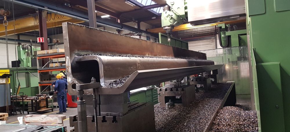 Motion compensated crane voor een walk-to-work schip