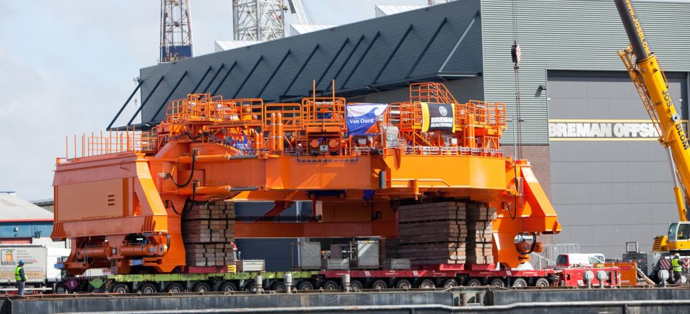 Monopile gripper frame voor een transport- en installatieschip