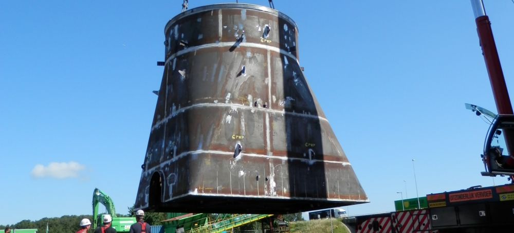 Crane base for an offshore installation vessel