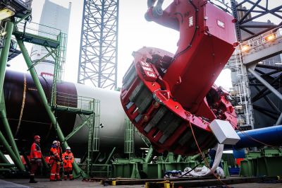 rp2-offshore-wind-equipment-upending-3a.jpg