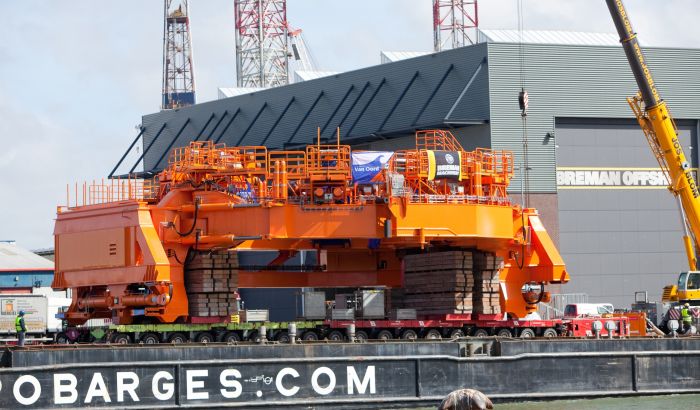 Monopile gripper frame voor een transport- en installatieschip