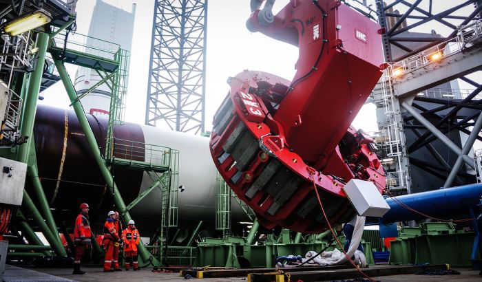 Upending tools for handling foundation piles of wind turbines